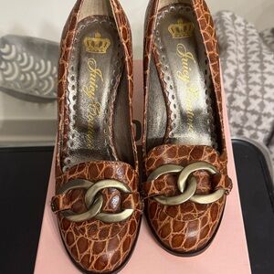 Juicy Couture Croc-Embossed Brown Flats with Gold Chain